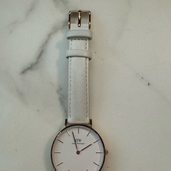 Daniel Wellington Women’s Watch (32mm) Great Condition - Picture 3 of 3
